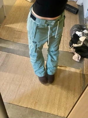 Skidbyxor  - Ett par överdragsbyxor/ Skidbyxor från Dope. Aldrig använts i storlek M i en loose modell. Jag är 175cm som referens.