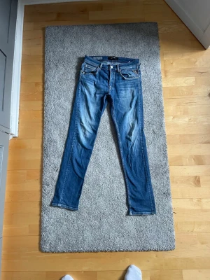 Blå slim fit jeans från Nudie Jeans - Hål i höger framfickan