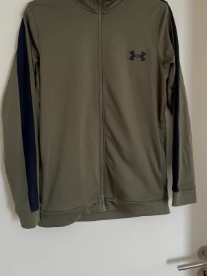 Under Armour Track Suit  - Track suit Under Armour storlek S