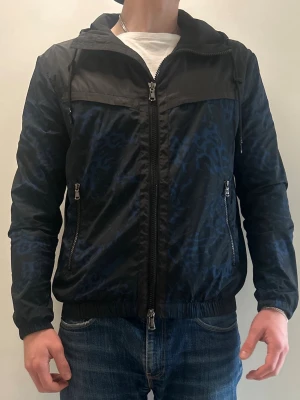 J.Lindeberg windbreaker - Tja, säljer min snygg windbreakerfrån J.Lindeberg! Jackan kostar (4000kr) nypris! Jackan är använt ett fåtal gånger därav ett väldigt bra skick!