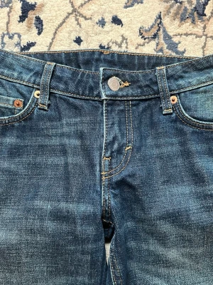 Jeans - säljer ett par jeans från weekday i modellen nova low waist slim bootcut leg jeans då dom tyvärr inte passar❣️köpta i london men nypris här i sverige är 590kr🩵strl är w:25 l:32💕skriv för mått!!