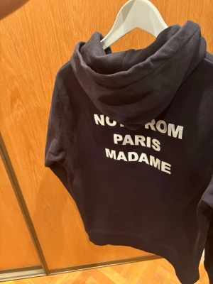 Not from Paris madame hoodie - Hoodie från Drôle de monseiur i jättebra skick. Andvänd mycket varsamt och snören medkommer! 