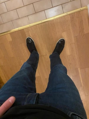 Mörkblå jeans Replay Grover - Säljer ett par mörkblå jeans från Replay, modell Grover med straight fit. Klassisk femficksdesign och snygg tvätt som passar till det mesta. Sköna och stilrena jeans i slitstarkt denim, perfekta för dig som gillar en enkel men trendig look.