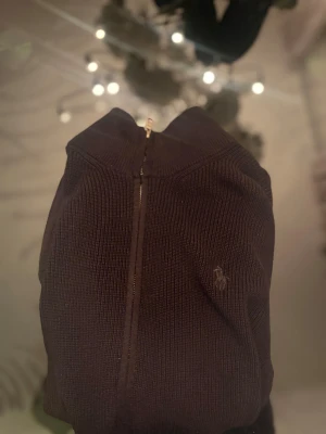 Svart stickad hoodie från Polo Ralph Lauren - Svart stickad hoodie från Polo Ralph Lauren med dragkedja. Tröjan är helt ny, säljer pga den inte passade mig. Storlek S men sitter som XS. Hör av er vid frågor!