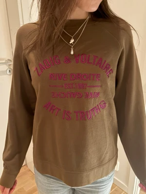 Olivgrön sweatshirt Zadig & Voltaire - Zadig & Voltaire tröja från barnavdelningen i storlek 16 år, men passar mig som bär xs-s! Priset kan diskuteras!
