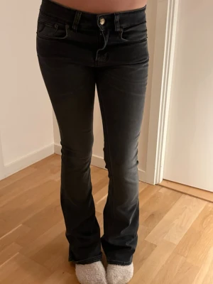 Lois jeans - Snygga lois jeans i modellen ”melrose mid high flare”. Pris kan diskuteras!