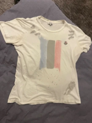MONCLER T-SHIRT - hej!       jag säljer min unika Moncler T-shirt!     Skriv vid någon fundering/pris förslag!           (QR-kod lappen är klippt därav det låga priset!!).  LARGE MEN PASSAR MEDIUM