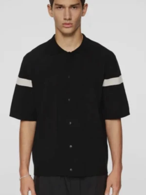 Knitted shirt J.Lindeberg - Svart knitted med korta ärmar och knappar framme. Köpt från J.Lindeberg och endast använd 1 gång.              Nypris 2200. Mitt pris 1059kr