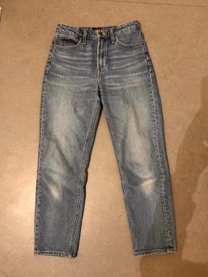 Lee Carol jeans - Säljer mina favoritjeans då de blivit för små. Superfina på. Är rak modell, mom jeans. Har mycket kvar att ge! Storlek W25 L31. Modellen heter Carol. De har hög midja.