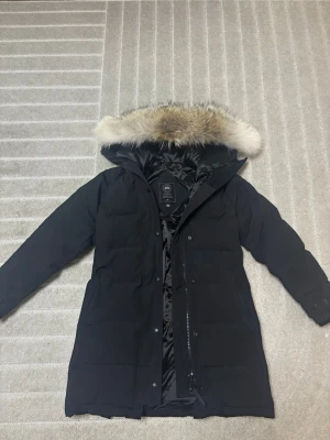 Canada goose - Canada goose i modellen shelburne parka dam. Passar xs/s. Använd fåtal gånger. Påse och tags medföljer. Äkta päls.