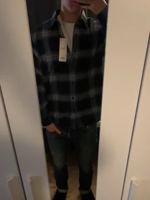 Flanellskjorta  - Blårutig flanellskjorta - Storlek: M - Nytt skick med lappar, aldrig använd - Nypris: 599kr - Mitt pris: 249kr - hör av dig vid funderingar 💫