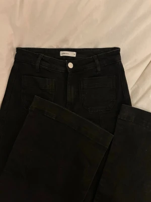 Gina tricot svarta raka jeans - Svarta jeans med raka ben och hög midja från Perfect Jeans. Jeansen har stora fickor både fram och bak samt bälteshällor. Klassisk femficksmodell i stretchigt denimtyg som sitter snyggt och bekvämt.