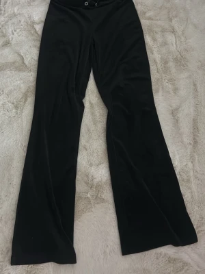 Svarta utsvängda mjukisbyxer  - Svarta mjukisbyxor säljer då dom inte används och har ingen användning för dem,saknar snörning i midjan.