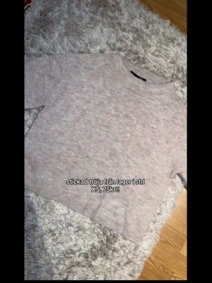 Ljusbeige stickad tröja från Lager - Mysig ljusbeige stickad tröja från Lager med rund halsringning och långa ärmar. Tröjan har en enkel och clean design, perfekt för lager på lager och chill vardagsstil. Materialet känns mjukt och behagligt mot huden.