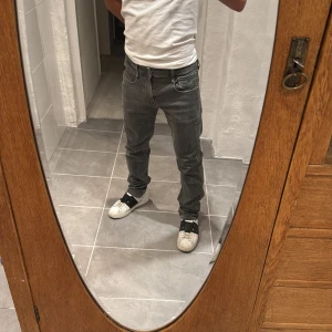 Replay jeans  - Ett par snygga jeans från Replay i storlek W30 L32 i modellen Anbbas 