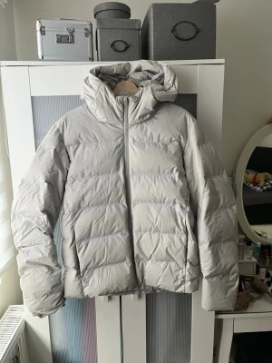 Uniqlo seamless down parka (3d cut) vinterjacka / jacka / dunjacka - Jätte fin vinterjacka med dunfyllning från Uniqlo I ljusgrå/ creme färg Jackan är i mycket bra skick, endast några små defekter Storlek L, lite minde i storleken passar även M Skicka meddelande vid några funderingar Kolla gärna även in mina andra annonser