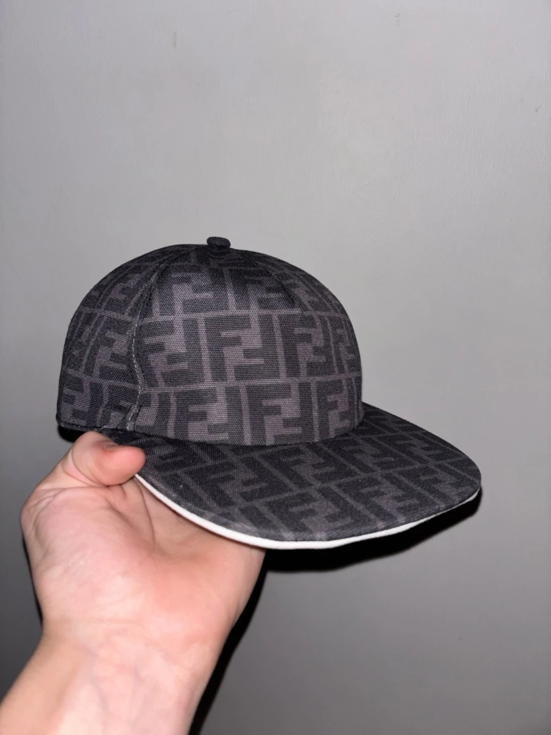 Svart keps med Fendi-logga