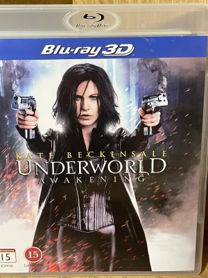 Underworld Awakening Blu-ray 3D - Säljer filmen Underworld Awakening på Blu-ray 3D. Omslaget har en mörk design med actionmotiv och två pistoler. Filmen är på engelska och har specialfunktioner som kommentarspår och bakom kulisserna-material. Åldersgräns 15 år.