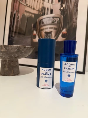 Acqua di Parma Fico di Amalfi parfym - Säljer en fräsch och lyxig parfym från Acqua di Parma i doften Fico di Amalfi. En elegant och somrig citrus- och fikonbaserad doft som passar perfekt till vardag och varmare årstider.  Flaskan är sparsamt använd (se bilder för nivå) och kommer med originalförpackning och lock. Förvarad mörkt och svalt.  Skick: Mycket braStorlek: [fyll i ml]Nypris: ca [fyll i] kr  Skickas välpackad. Hör av dig vid frågor 👊🏼