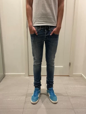 Dondup George Jeans  - Säljer nu dessa Dondup George Jeans med snygga slitningar i populär design, skriv för fler bilder/frågor🙌🏼