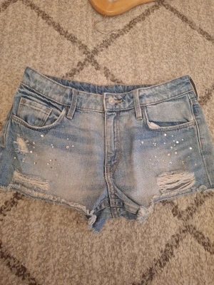 Ljusblå denimshorts med pärlor - Snygga ljusblå denimshorts i stl 152 mwmen passar mig som bär stl S + det går att ändra midjemåttet💞
