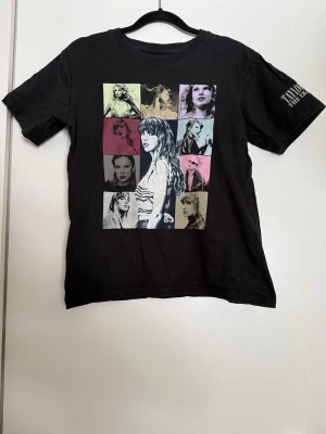 Taylor Swift The Eras Tour t-shirt - Köpt 2024 när Taylor hade sin spelning i Stockholm. Använd få tal gånger, väldigt gott skick. 