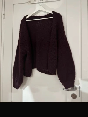 Vero moda vinröd stickad kofta - I använt skick inköp pris 500kr💕skriv vid frågor eller funderingar. Färgen är vinröd/lilla.