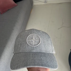 Stone island keps  - Aldrig använd. Lappen där qr koden ska vara är avklippt, kan tänka mig gå ner rimligt i pris!👍
