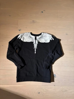 Marcelo Burlon - Säljer denna sjukt snygga Marcelo burlon tröjan i storlek S, väldigt bra skit inga defekter, pris är självklart öppen för diskussion vid snabb affär.