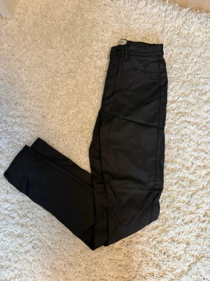 Coated jeans från ONLY - Coated jeans från ONLY. I mycket fint skick! Strl M, längd 32. 