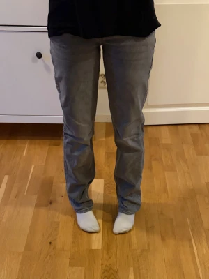 Gråa Raka Jeans  - Gråa raka jeans från Lager 157 i strl xxs 💕 Säljer då de blivit för små och inte kmr till användning. Se mått på bild 3🌟 Skriv vid frågor! Pris kan diskuteras vid snabb affär💫