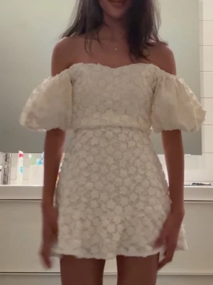 off shoulder klänning - Supersöt studentklänning från &Other Stories i strl XS. Säljer den då den är för lång för min typ (är 160 cm). Pris går att diskuteras🤍🤍