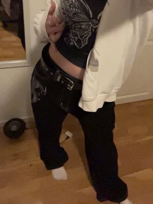 Baggy Jeans med Brodering - Svarta baggy jeans från Shein med vit brodering💕 Säljer då de inte kmr till användning. Se mått på bild 4. Köpta för 279kr🌟 Skriv vid frågor! Pris kan diskuteras vid snabb affär💫