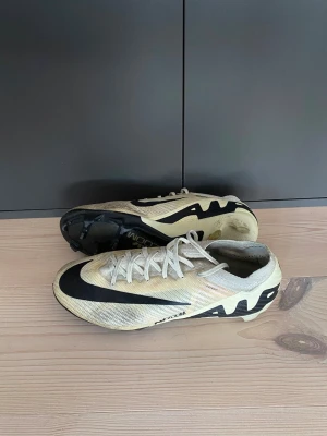 Nike mercurial elite - Hej! Säljer ett par Nike mercurial elite i storlek 42,5 i riktigt fint skick. Nypris ca 3000kr och mitt pris 899kr. Hör av er vid frågor!