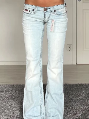 Jeans - Midjemått: 40cm rakt över, innerbenslängd: 81cm 💗