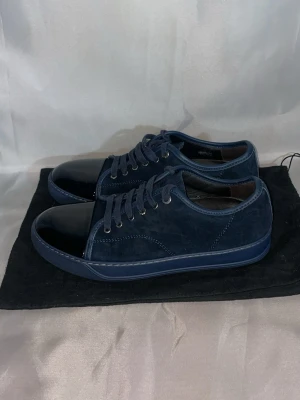 Lanvin Cap toe glans Storlek 41 UK 7 - Sjukt snygga lanvin cap toes med glans. Vid mer frågor eller bilder är det bara att skriva. Sulans Mått är 27CM