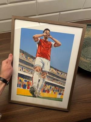 Viktor Gyökeres Arsenal poster 40x30 - Fint konstverk av Viktor Gyökeres i Arsenal. 40x30cm, tjockt matt papper, ram ingår ej.