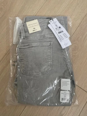 Grå bootcut jeans från Gina Tricot helt nya!! - Snygga ljusgrå bootcut jeans från Gina Tricot med ultra låg midja. Helt nya!! Råkade få två likadana jeans så säljer dessa:) inte ens provade! Nypris är 500kr
