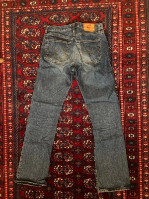 Bootcut jeans - Storleken står inte… men passar iaf precis mig som har 38 och jättelånga ben. Kontakta gärna vid frågor!