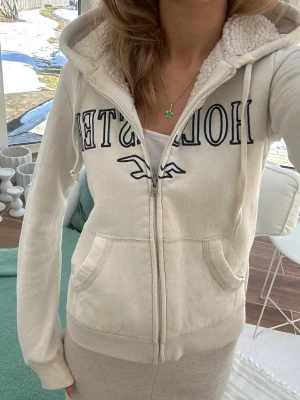 Hollister zip med foder  - Storlek XXS, kan kännas som en XS. Skickas inom 24h, PostNord prioriteras. Se liknande plagg i min profil! 