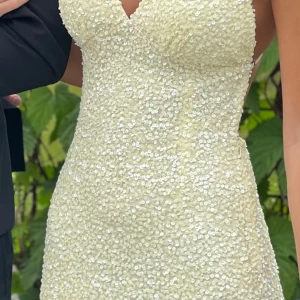 Lång glittrig balklänning med paljetter Lumi dressroom - Säljer en lång gul klänning med v-ringning och figurnära passform. Klänningen är täckt av glittriga paljetter och har smala axelband. Perfekt för dig som vill sticka ut och glänsa på bal eller student. Modell Lumi från Dressroom Göteborg xs färg Lemon 