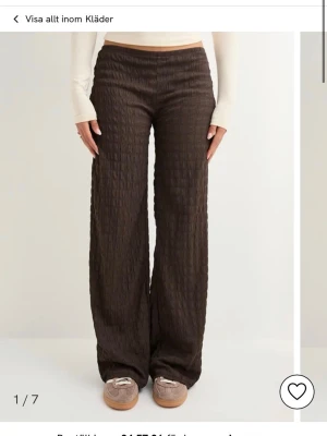 Bruna vida byxor - Säljer dom då jag vill köpa nya i en annan storlek! Dom är bara använda några få gånger💗