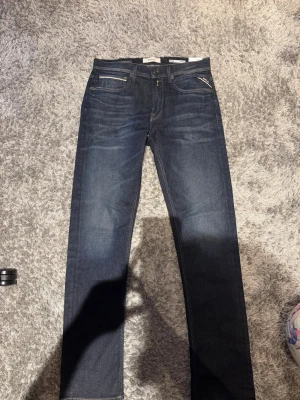 Replay jeans - Snygga mörkblå jeans från Replay. Jeansen är helt nya och aldrig använda, endast provade. De har fåtts i present men passar tyvärr inte, och bytesrätt samt öppet köp har gått ut.