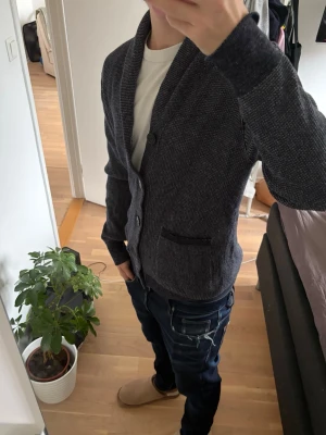 Stickad cardigan  - En fet stickad cardigan! | Storlek L, men passar mig som bär M och är 185cm | Hör av dig vid minsta fundering! 