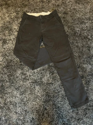 W30/L32 Svarta raka chinos från Jack&Jones  - Säljer ett par svarta chinos med raka ben och loose passform. Byxorna har sidofickor fram och två fickor bak. Materialet känns mjukt och bekvämt, perfekt för en clean och stilren look. Passar till det mesta och är lätta att matcha.