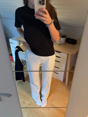 Low waist mjukisbyxor från Bikbok - Säljer ett par ljusgrå lowwaist mjukisbyxor från bikbok. Använda typ en gång, så fint skick. Pris kan diskuteras💕💕