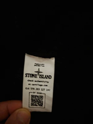 Svart stickad tröja Stone Island - Säljer en svart stickad tröja från Stone Island. Tröjan har klassisk rund halsringning och ribbstickade muddar. Perfekt för dig som gillar stilrena och tidlösa plagg från ett ikoniskt märke.