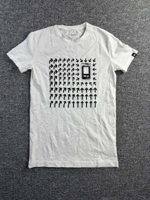 Mammut T-shirt S vit – helt ny - Helt ny T-shirt från Mammut i storlek S. Vit med grafiskt tryck framtill. Perfekt för både vardag och friluftsliv.  📏 Storlek: S 📐 Mått visas i bilderna ✨ Skick: Helt ny – skicket visas i bilderna  Perfekt för outdoor eller som stilren vardagströja.  💸 Följ mig så får du 10% rabatt på köpet!