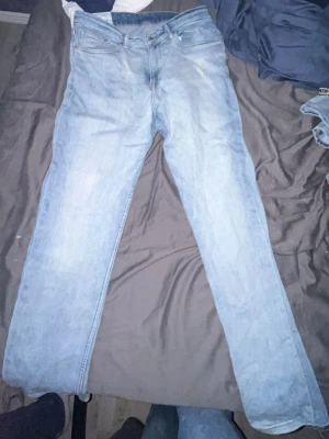 Ljusblå raka jeans - Säljer ett par ljusblå jeans med rak passform och klassisk femficksdesign. Jeansen har normal midja och är tillverkade i denim. Perfekta för en avslappnad och stilren look.