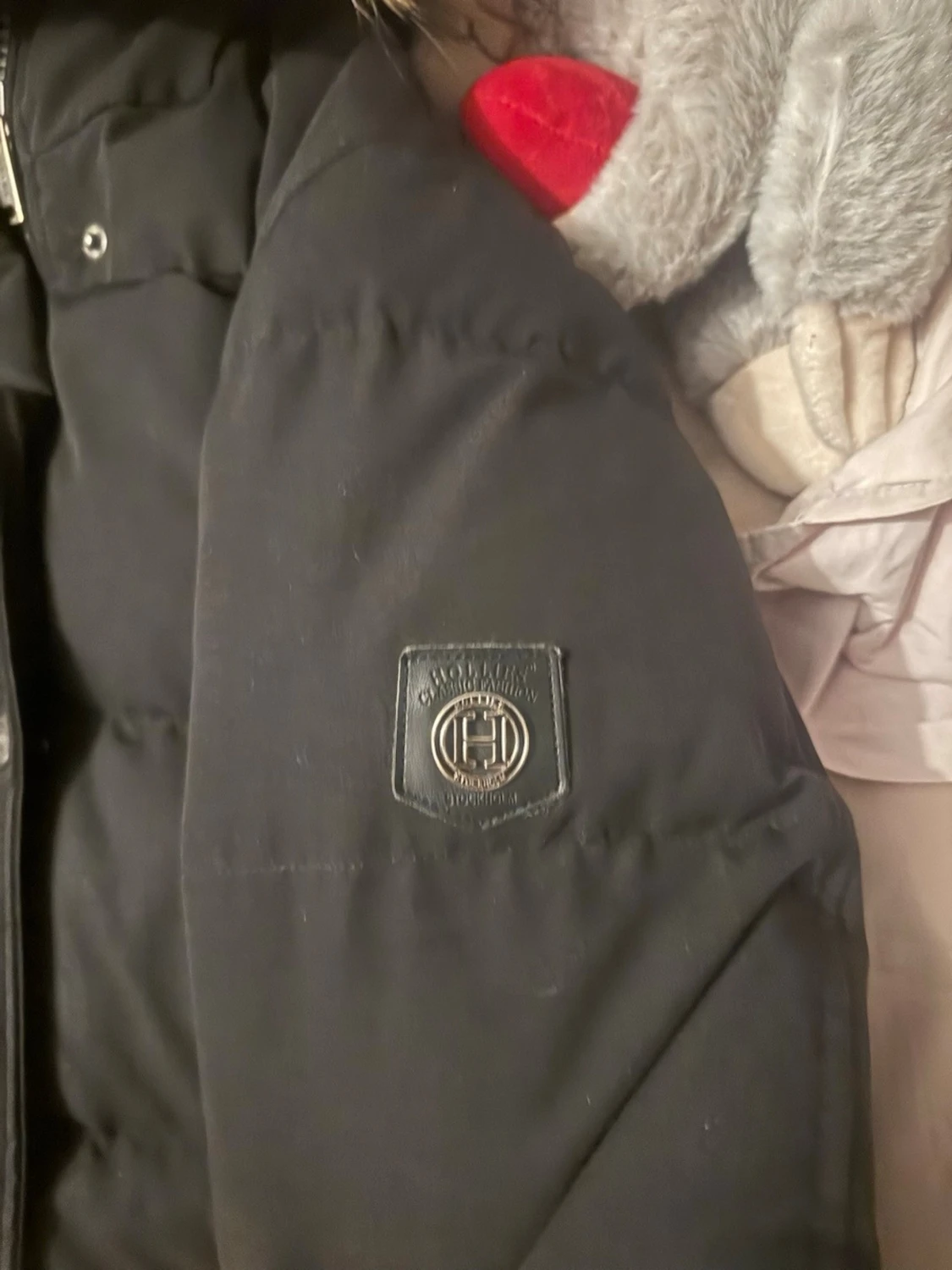 Svart dunjacka med pälskrage från Hollies - 1